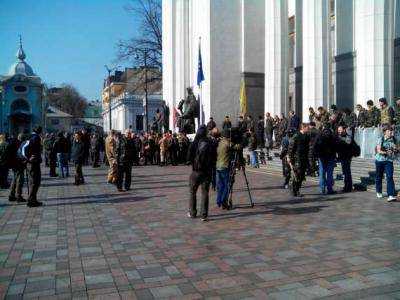 Возле здания ВР пикетируют около 300 активистов с требованиями принятия закона о люстрации