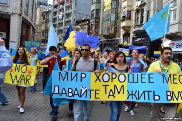 В Стамбуле, Анталии и Измире состоялись акции в поддержку мира в Украине