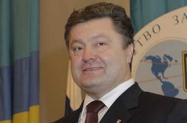 Во время пресс-конференции в Киеве Порошенко заявил, что «скорее всего» подпишет закон о люстрации