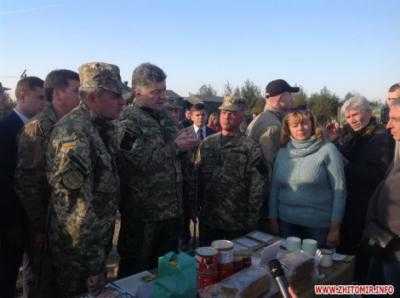 На Житомирщине Порошенко показали, как выпекают хлеб для солдат в зоне АТО в полевых условиях