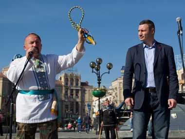 Сегодня в Киеве казаки на Майдане подарили мэру столицы Кличко кнут для борьбы с коррупционерами