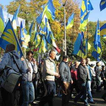 Возле ВР активисты продолжают забрасывать правоохранителей петардами и пытаются пробиться в здание