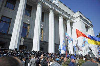 Столкновения возле Верховной Рады прекратились