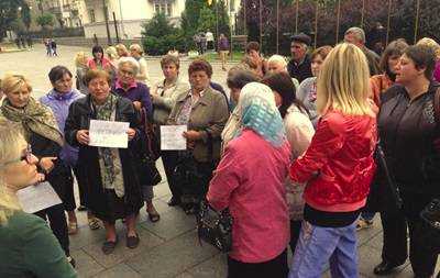 В Виннице матери и жены бойцов АТО перекрывали движение транспорта и требовали ротации