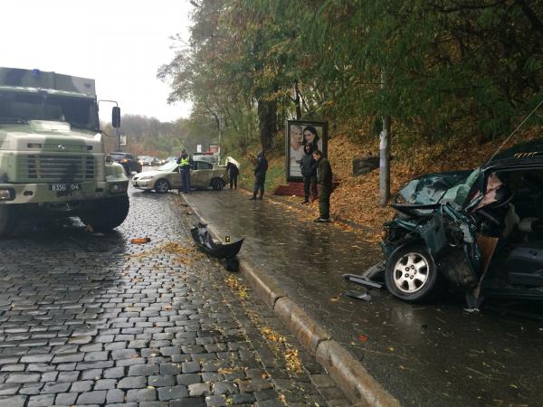 Серьезное ДТП на Владимирском спуске при участии броневика нацгвардии. Фото и видео эксклюзив