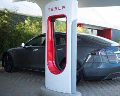Американская автомобильная компания Tesla планирует до 2016 года открыть в Украине 2 электрические зарядные станции Supercharger