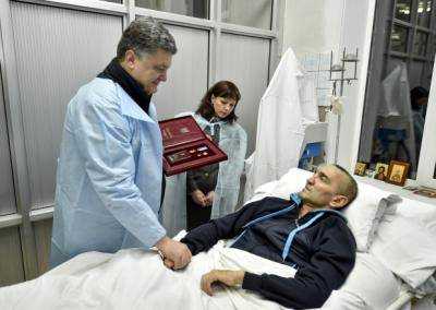 Президент Порошенко вручил звезду героя Украины полковнику Игорю Гордийчуку
