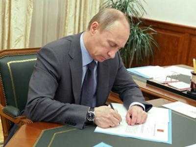 Президент РФ Путин подписал закон о запрете финансирования российских партий из-за рубежа
