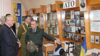 В Киеве глава оборонного ведомства Литвы Юозас Олекас проведал раненых военных АТО