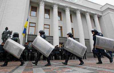 Митингующие требуют от депутатов отчетности за их обещания