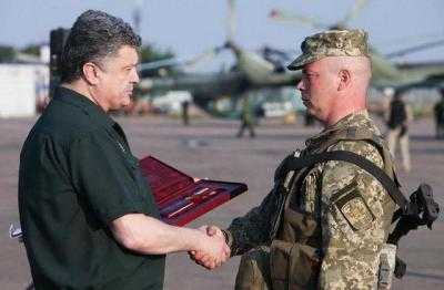 Порошенко наградил государственными наградами 62 офицера-выпускника Академии сухопутных войск