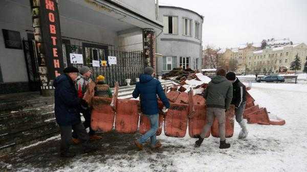 Несколько сотен активистов пришли на уборку в «Жовтень» (фото)