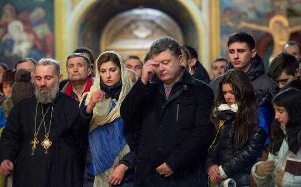 Порошенко два часа молился за Украину в Михайловском соборе (фото)
