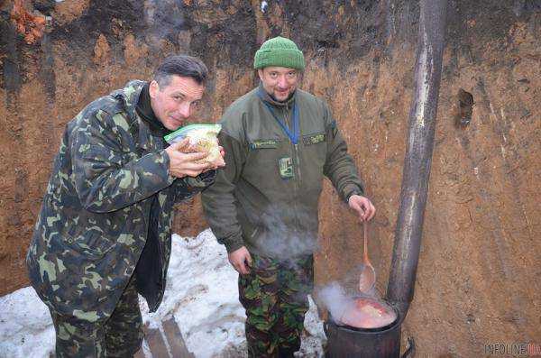 Как солдаты в зоне АТО варят борщ. Опубликованы фото