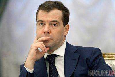 Премьер РФ Дмитрий Медведев приказал экспортерам продавать валюту ритмичнее