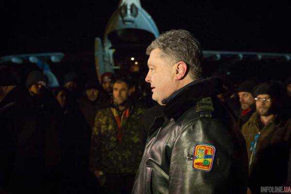 Порошенко встретил освобожденных из плена украинских военных (ФОТО)