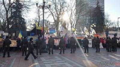 В Киеве полтысячи митингующих пикетируют ВР