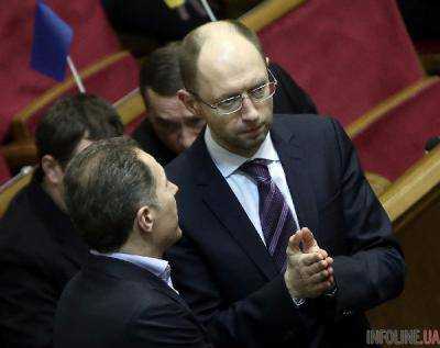 Премьер вместе с министрами пришел на заседание ВР