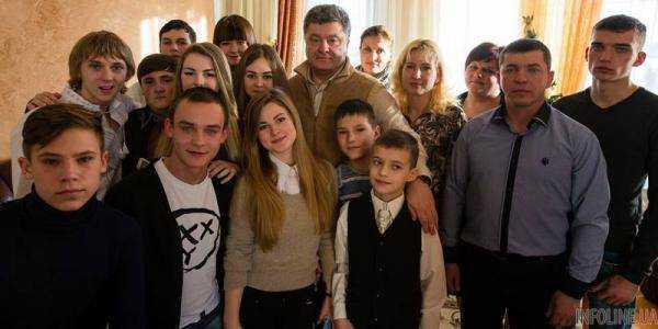 В Прикарпатье Порошенко посетил детей из Донбасса (ФОТО)