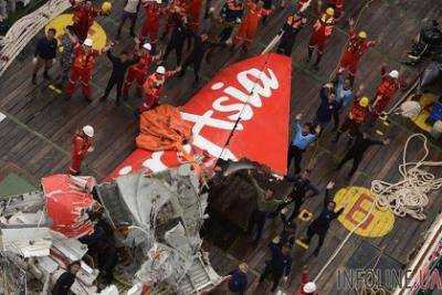 Запеленгованный "черный ящик" самолета Air Asia пока не могут найти