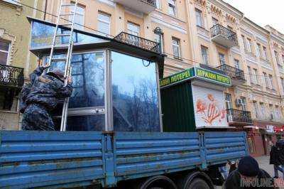 В Киеве возле станции метро "Олимпийская" демонтировали 11 МАФов