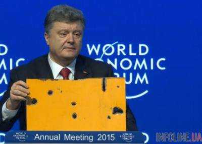 Порошенко привез в Давос часть автобуса, обстрелянного под Волновахой