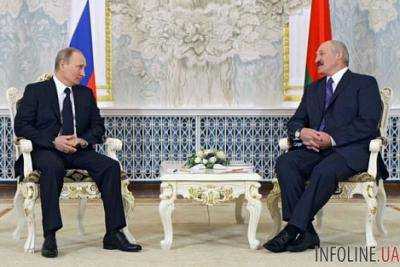 Президент России Владимир Путин обсудил со своим белорусским коллегой Александром Лукашенко обострение ситуации в Украине
