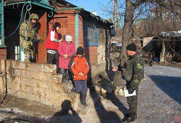 Военнослужащие ВСУ эвакуировали двоих детей с Трехизбенки (ФОТО)