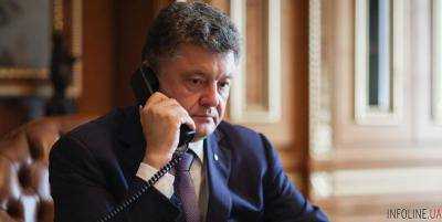 Порошенко в телефонном разговоре с Олландом и Меркель обсудил ситуацию на Донбассе