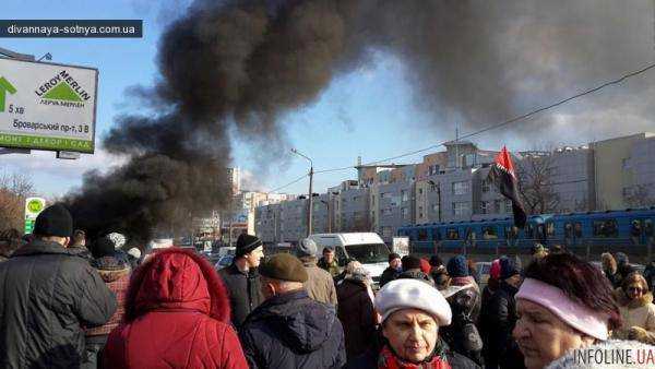 В Киеве активисты перекрыли Броварской проспект и жгли шины (ФОТО)