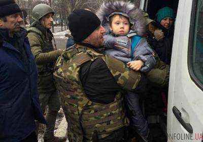 При выезде из Дебальцево колонна с переселенцами попала под обстрел
