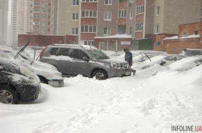 Киев замело: коммунальщики не успевают расчищать сугробы