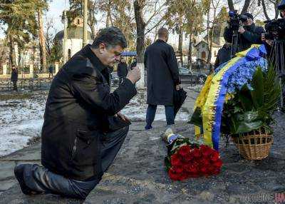 В Запорожье П.Порошенко возложил цветы к памятному знаку участников революции Достоинства и Героев Небесной Сотни