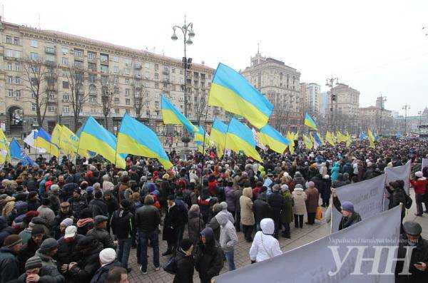 Под зданием КГГА проходит пикет против городской власти: активисты перекрыли Крещатик. Фоторепортаж