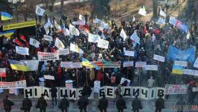 Под НБУ произошла драка активистов "Финансового Майдана" с правоохранителями (ВИДЕО)