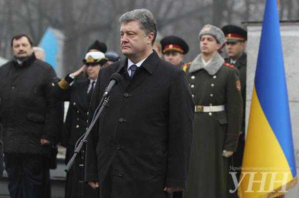 Президент вручил дипломы выпускникам-отличникам университета обороны. Фоторепортаж