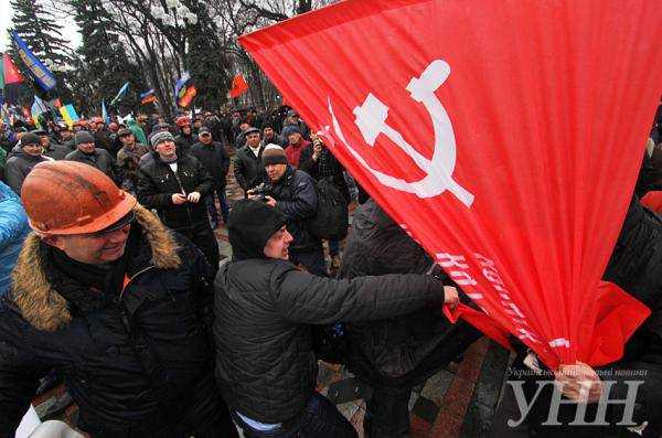 На митинге горняков произошла потасовка из-за флага СССР. Фоторепортаж