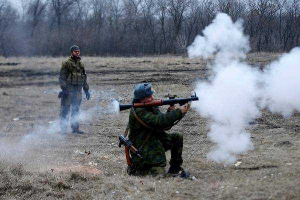 Боевики "ДНР" во время перемирия отрабатывают навыки стрельбы. Фоторепортаж