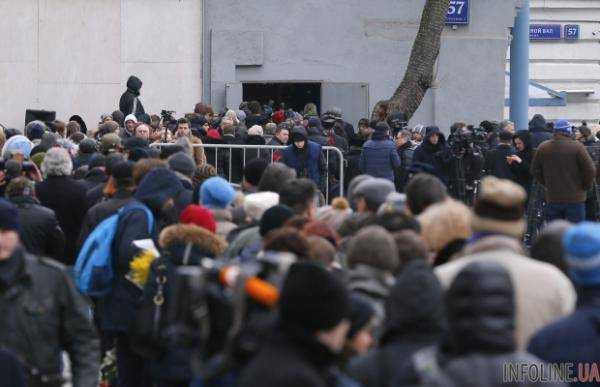 В Москве тысячи людей пришли на церемонию прощания с Борисом Немцовым