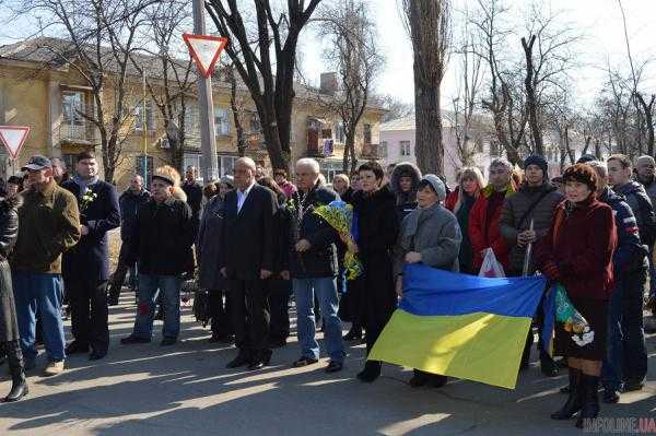 Сегодня в Северодонецке развернули шестиметровый желто-голубой флаг. Фото