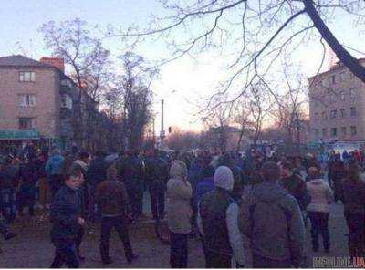 В Константиновке на место ДТП несут цветы и свечи
