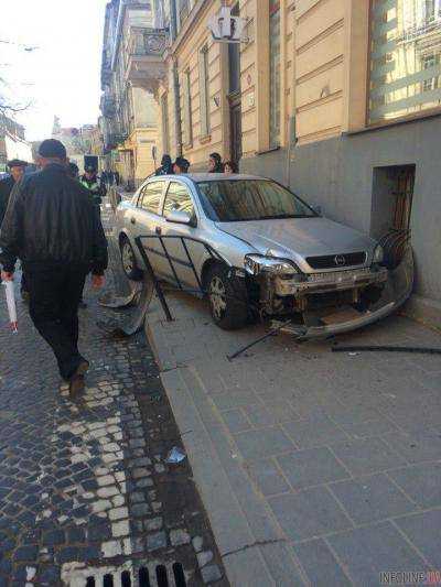 Во Львове на улице Лычаковской автомобиль "Opel" выехал на тротуар, снеся ограждение. Фото