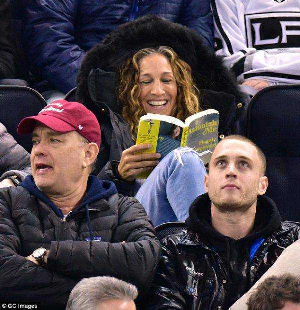 Сара Джессика Паркер отпраздновала свое 50-летие на хоккейном матче. Фото