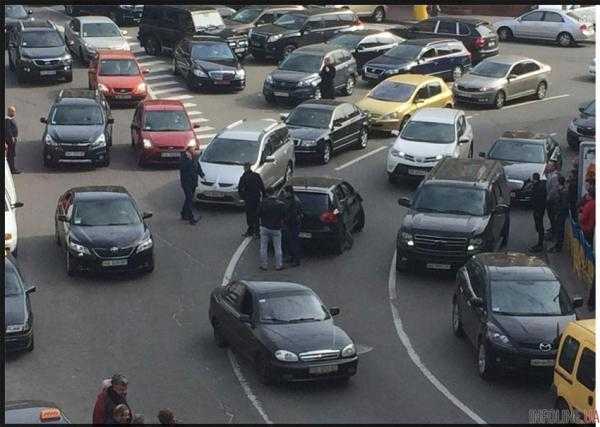 В Киеве на Бессарабской площади обстреляли автомобиль. Фото