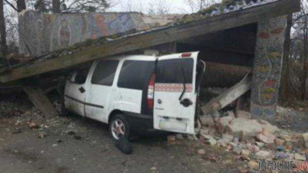 Во Львовской области автомобиль въехал в остановку: погибло пять человек. Фото с места происшествия