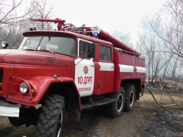 В Черниговской области в селе Ляшковцы в результате возгорания на лугу сухой травы огонь перекинулся на дома. Фото и видео