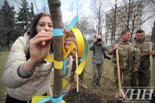 В Киеве прошел весенний субботник. Фоторепортаж