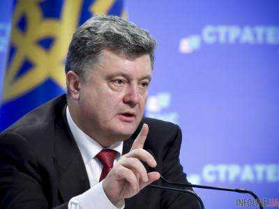 Президент Украины Петр Порошенко ночью просматривает новости