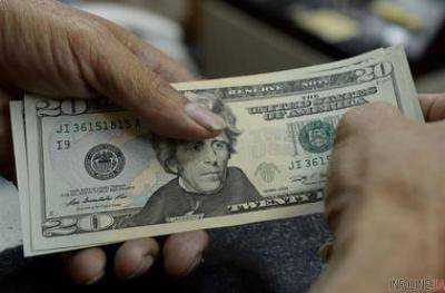 НБУ повысил официальный курс доллара к 23,50 грн/долл.
