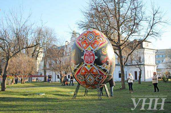 На Софийской площади в центре Киева открылся Всеукраинский фестиваль писанок. Фоторепортаж